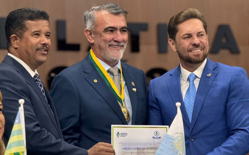 Amélio Cayres (centro) é  homenageado pela Assembleia Legislativade Goiás