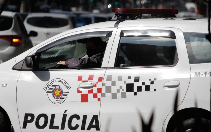 Ex-prefeito é esfaqueado por travestis