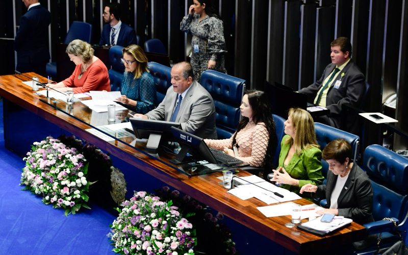 Presidente em exercício do Senado, Eduardo Gomes abre sessão que homenageia  personalidades femininas com o Diploma Bertha Lutz
