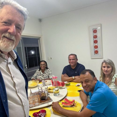 Presidente em exercício do Senado, Eduardo Gomes (centro) anuncia R$ 5 milhões  Arraias