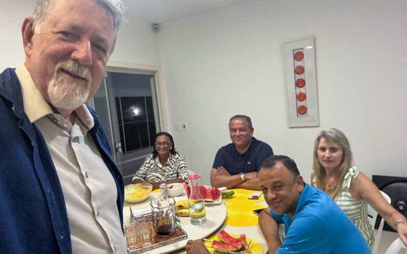 Presidente em exercício do Senado, Eduardo Gomes (centro) anuncia R$ 5 milhões  Arraias