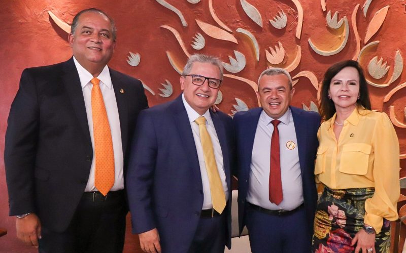 Presidente em exercício do Senado, Eduardo Gomes participa de reunião com lideranças tocantinenses em Brasília