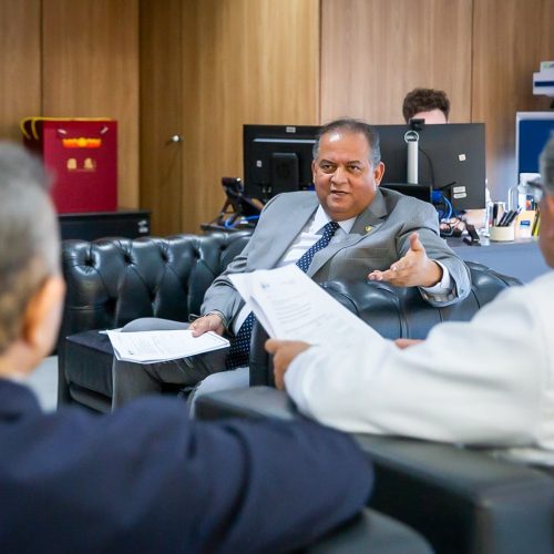 Senador Eduardo Gomes e prefeito Eduardo Siqueira Campos apresentam demandas ao ministro Alexandre Padilha