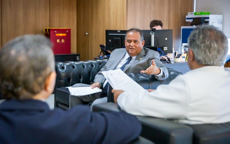 Senador Eduardo Gomes e prefeito Eduardo Siqueira Campos apresentam demandas ao ministro Alexandre Padilha