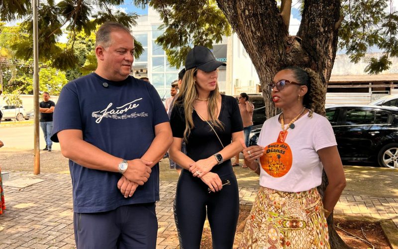 Senador Eduardo Gomes é recebido pelo grupo Suça das Dianas em Dianópolis