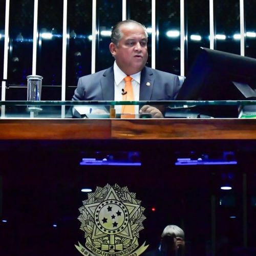 Senador Eduardo Gomes reassume presidência do Senado durante viagem de Alcolumbre a Roma para funeral do Papa Francisco