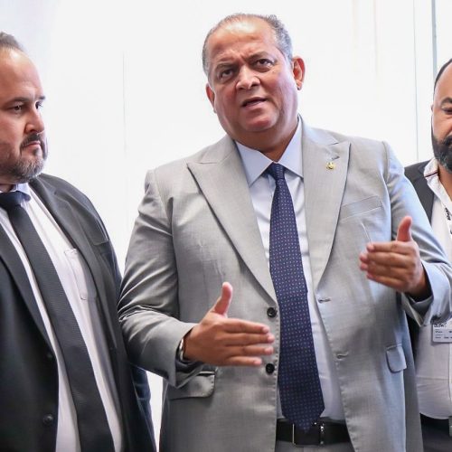 Senador Eduardo Gomes recebe prefeitos em Brasília