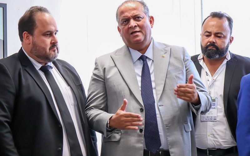 Senador Eduardo Gomes recebe prefeitos em Brasília