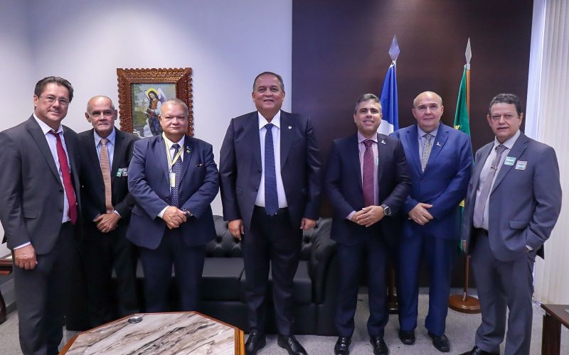 Senador Eduardo Gomes recebe representantes do Fisco em Brasília e debate pautas tributárias