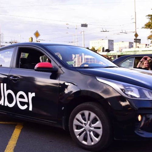 Uber é condenada a pagar R$ 17 mil por deixar passageiro em local errado