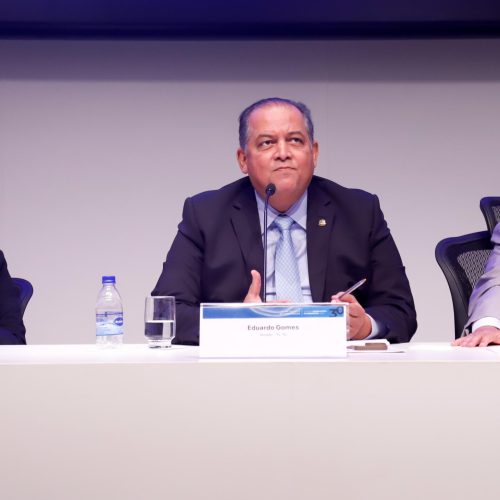 Vice-presidente do Senado, Eduardo Gomes, participa de evento da CNI