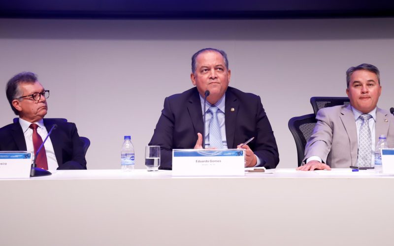 Vice-presidente do Senado, Eduardo Gomes, participa de evento da CNI