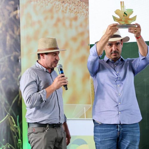 Vicentinho Júnior é homenageado pela Aprosoja Brasil