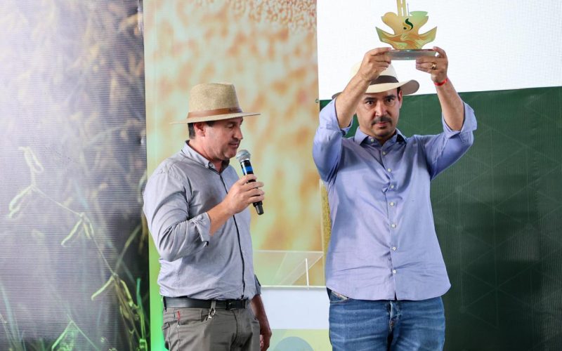 Vicentinho Júnior é homenageado pela Aprosoja Brasil
