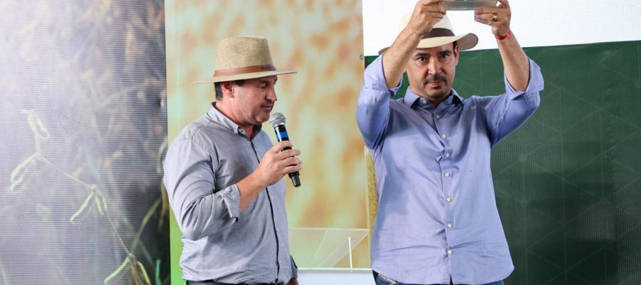 Vicentinho Júnior é homenageado pela Aprosoja Brasil