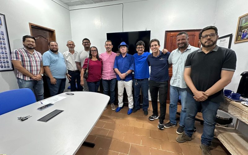 Acompanhado por vereadores e lideranças, Vicentinho Júnior repassa de R$ 500 mil para Colinas