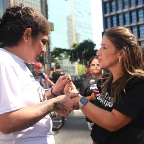 Em SP ato contra o feminicídio reúne políticos e parentes de vítimas