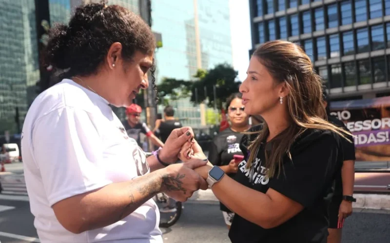 Em SP ato contra o feminicídio reúne políticos e parentes de vítimas