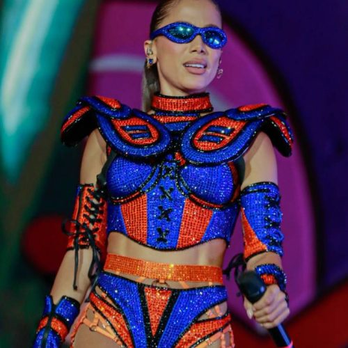 Vestida de jogadora de futebol americano,  Anitta arrasa em show de Carnaval
