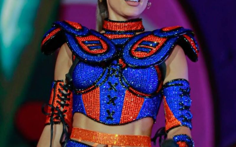 Vestida de jogadora de futebol americano,  Anitta arrasa em show de Carnaval