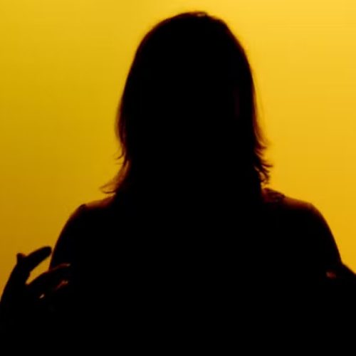 Mulher pula de carro em movimento após ser assediada por motorista de aplicativo