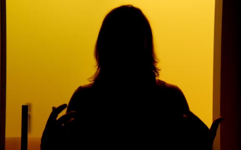 Mulher pula de carro em movimento após ser assediada por motorista de aplicativo