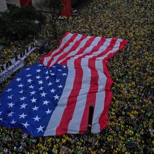 Bandeira americana é novo símbolo da direita brasileira, diz New York Times