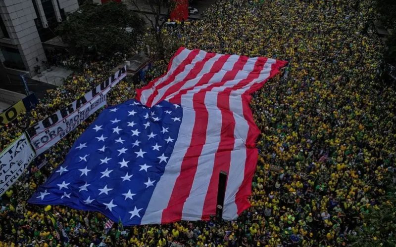 Bandeira americana é novo símbolo da direita brasileira, diz New York Times