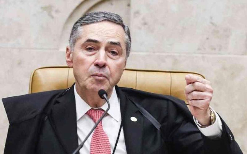 Para Barroso, julgamento de Bolsonaro deve ocorrer ainda este ano