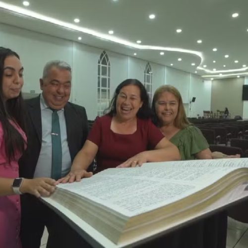 Mais de 10 kg e 888 páginas: fiéis de igreja evangélica transcrevem Bíblia à mão