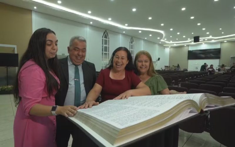 Mais de 10 kg e 888 páginas: fiéis de igreja evangélica transcrevem Bíblia à mão