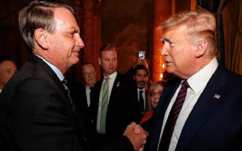 Bolsonaro (primeira foto da esquerda para a direita)  tenta a qualquer custo ir à posse do republicano Donald Trump
