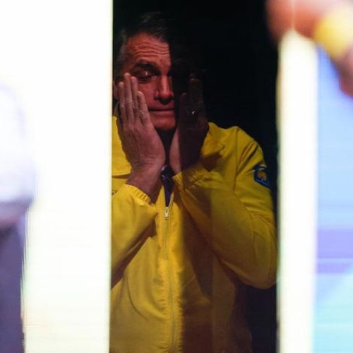 Bolsonaro chora, diz ter exagerado ao falar ‘caguei para prisão’ e defende superbancada no Senado