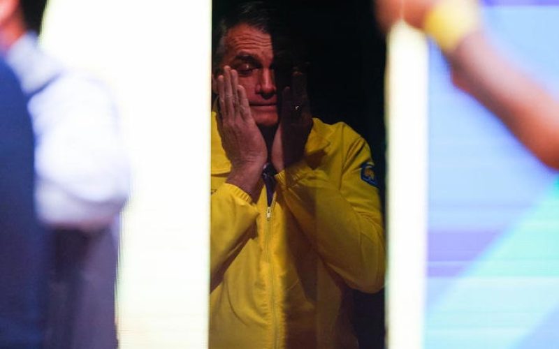 Bolsonaro chora, diz ter exagerado ao falar ‘caguei para prisão’ e defende superbancada no Senado