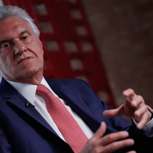 Racha na direita? Caiado fala sobre candidatura de Flávio Bolsonaro