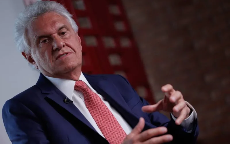 Racha na direita? Caiado fala sobre candidatura de Flávio Bolsonaro