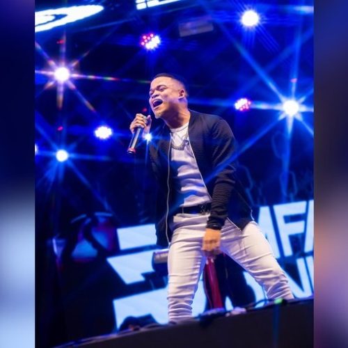 Cantor de 22 anos morre após se afogar