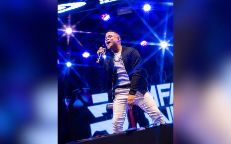 Cantor de 22 anos morre após se afogar