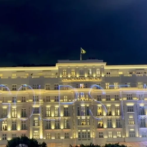 Fachada de hotel onde Shakira se hospeda é alvo de manifestantes