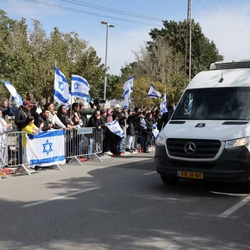 Hamas entrega corpos de bebê, criança, mãe e idoso em caixões pretos para Israel