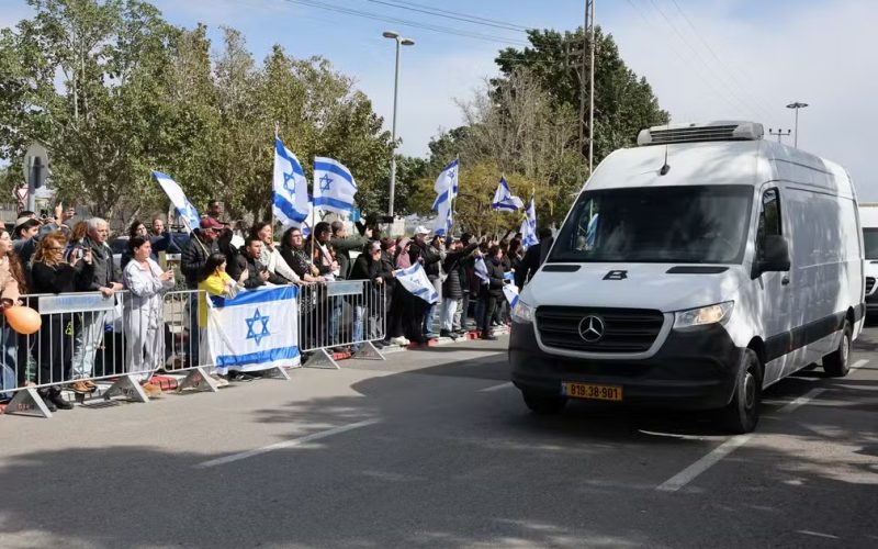 Hamas entrega corpos de bebê, criança, mãe e idoso em caixões pretos para Israel