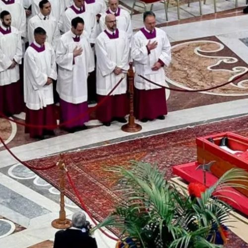 Quem é a freira, amiga do Papa, que quebrou protocolo no funeral?