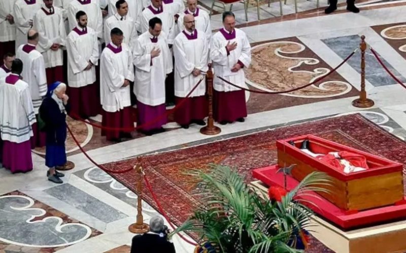 Quem é a freira, amiga do Papa, que quebrou protocolo no funeral?