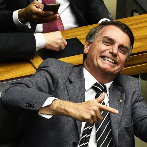 Urgente: Pena de Bolsonaro cai para 2 anos