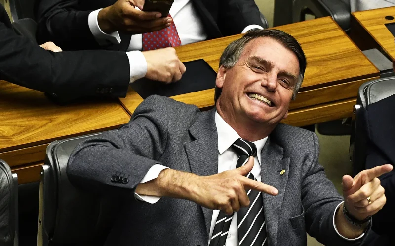Urgente: Pena de Bolsonaro cai para 2 anos