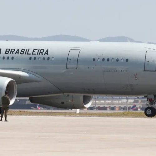 Brasileiros algemados em voo dos EUA: ministro pede retirada