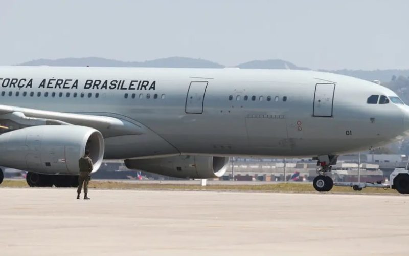 Brasileiros algemados em voo dos EUA: ministro pede retirada