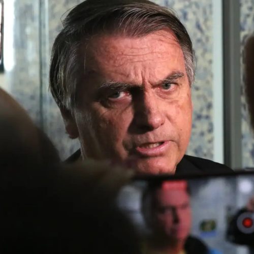 Deputada do PT pede à PGR que Bolsonaro perca benefícios de ex-presidente