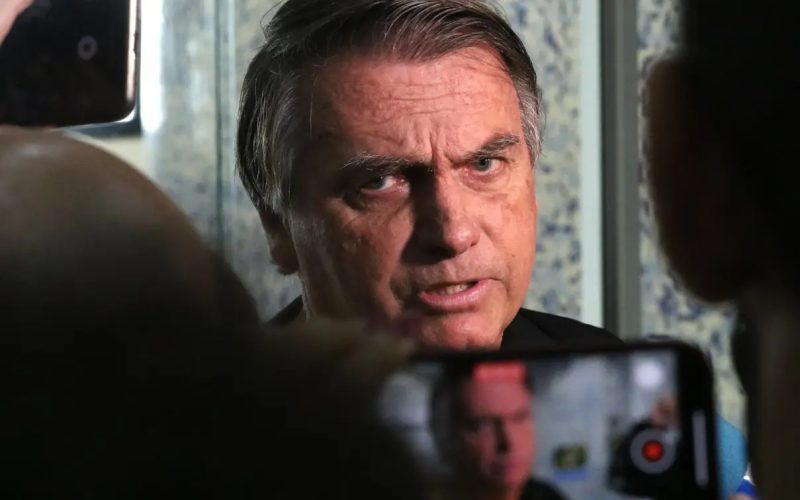 Deputada do PT pede à PGR que Bolsonaro perca benefícios de ex-presidente