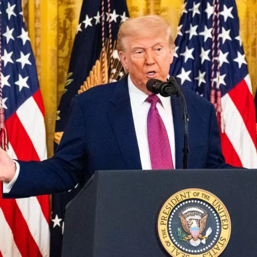 Emparedado pelo Irã, Trump explode: “Abram a porr* do Estreito ou viverão o inferno”